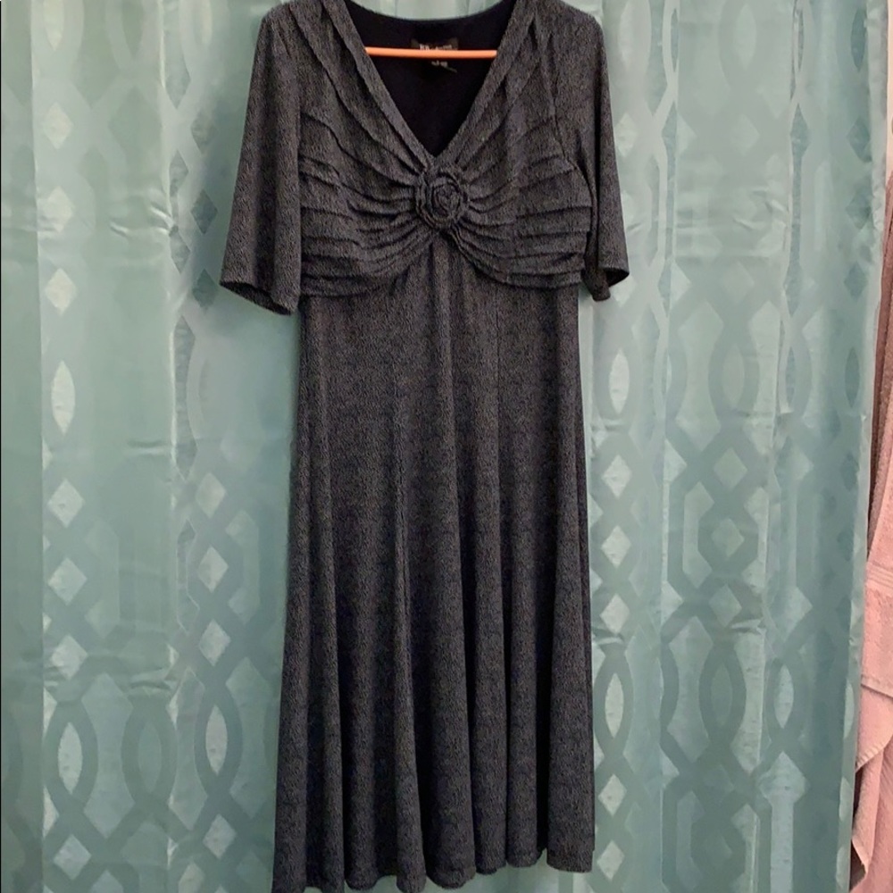 RB Collection New York women’s size Large v neck